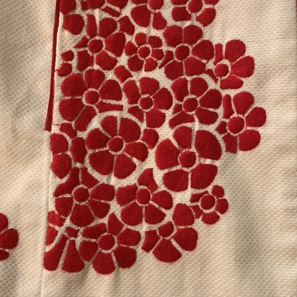 Embroidered flowers dress - Picture 8 of 11